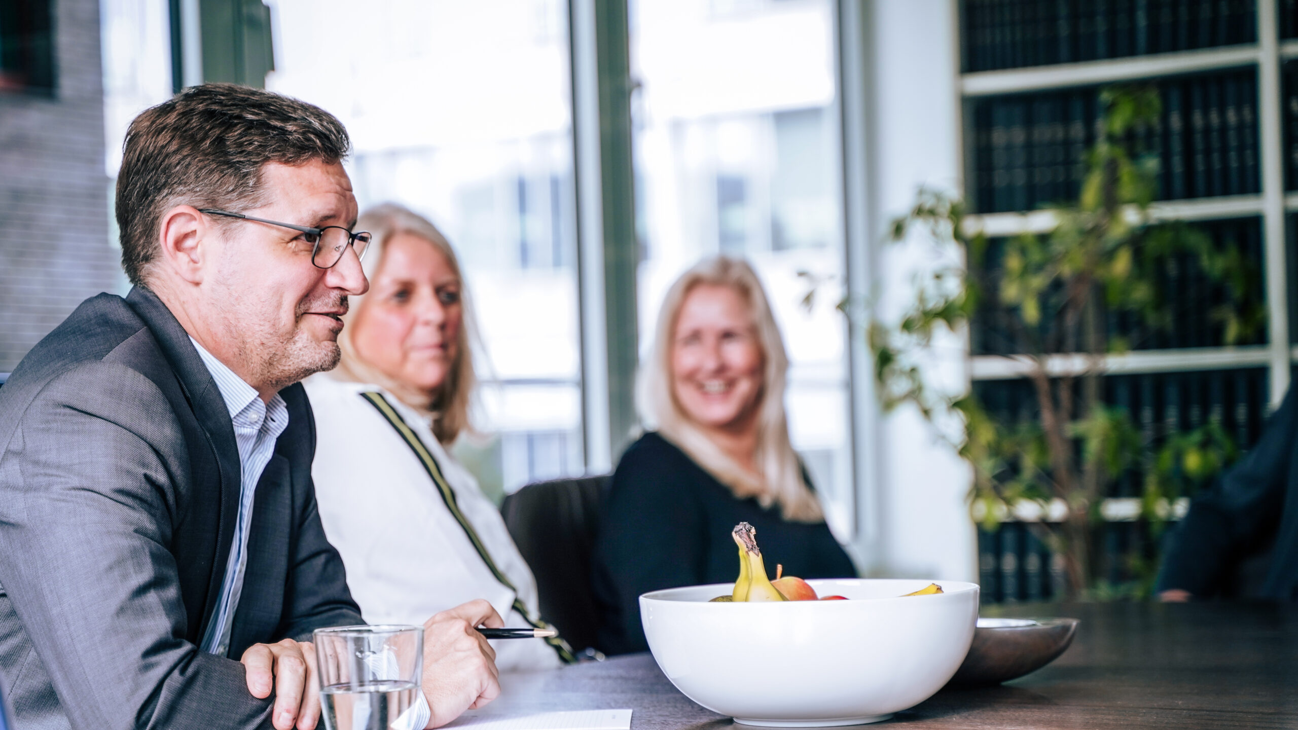 Dieses Bild zeigt Sebastian Greve im Vordergrund und Martina Eberst-Koos und Kerstin Kruse-Stoffels im Hintergrund