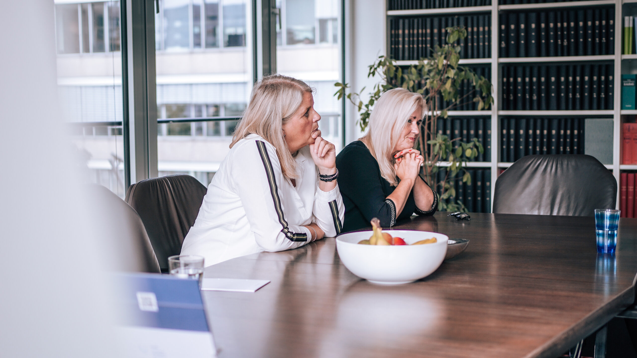 Dieses Bild zeigt Martina Eberst-Koos​ und Kerstin Kruse-Stoffels​ an einem Tisch sitzen